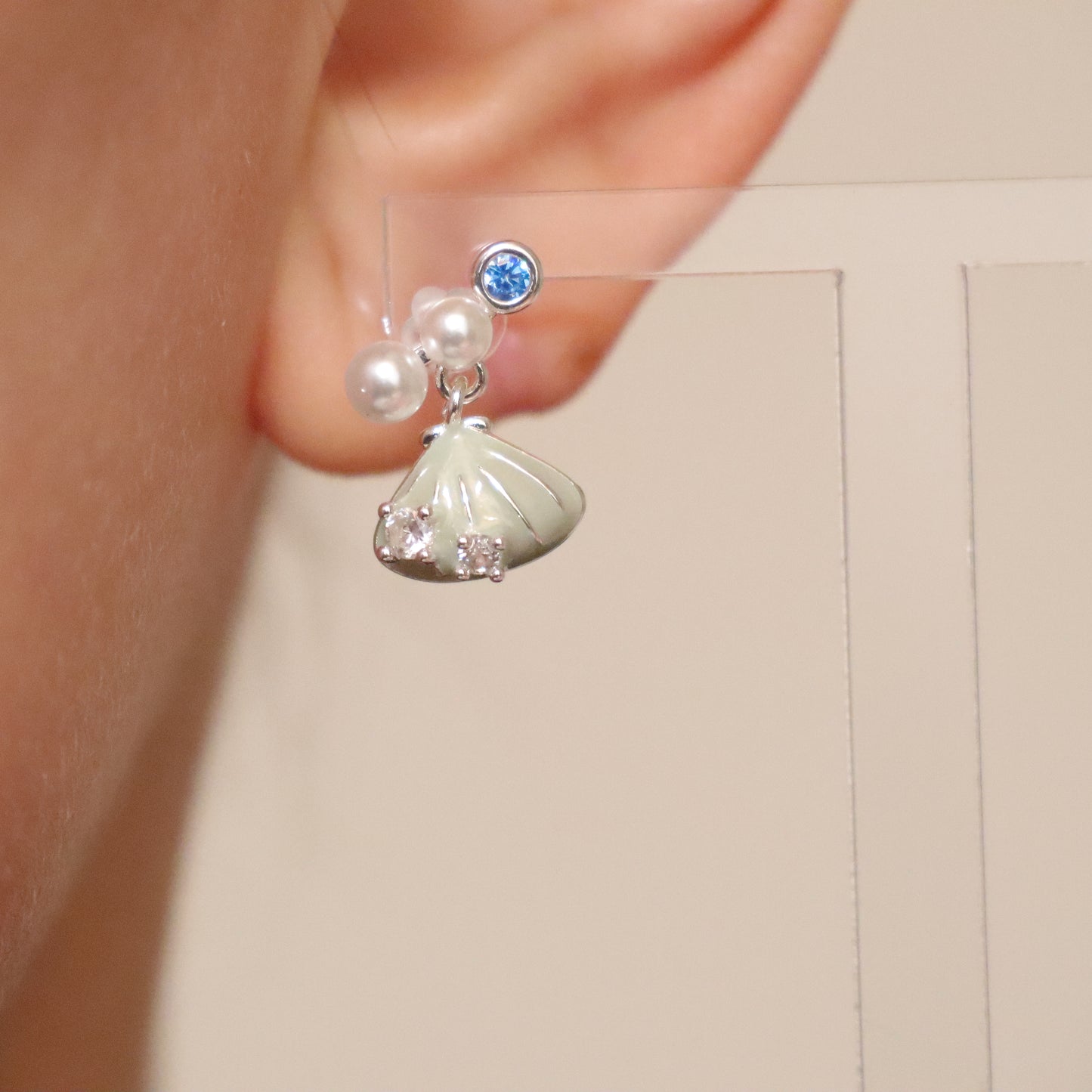 Asymmetrical starfish and shells earrings